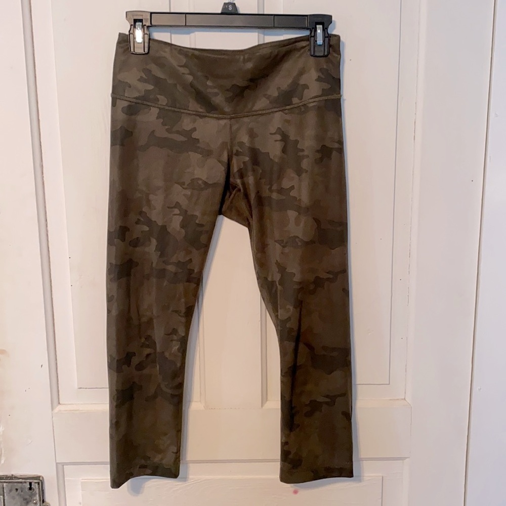 Lululemon camo capri leggings